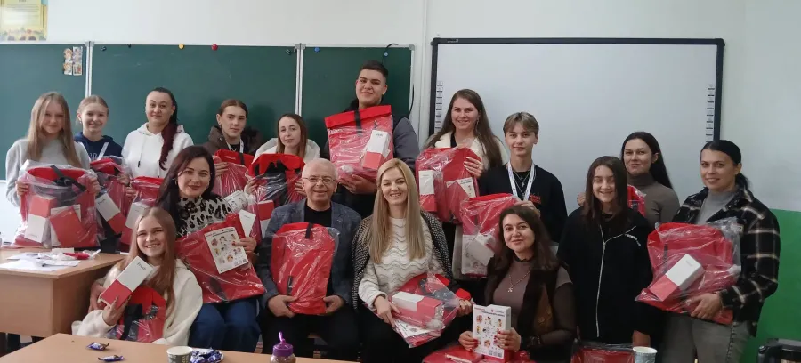 Ліцей отримав пам’ятні подарунки від організаторів. Фото: Калуський ліцей №5