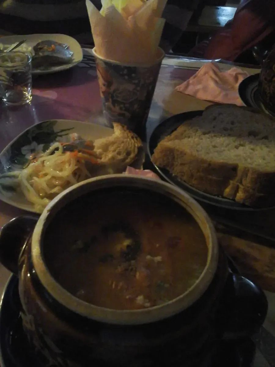 Обід у легендарній "Шашличній". Фото: Віктор Павлів