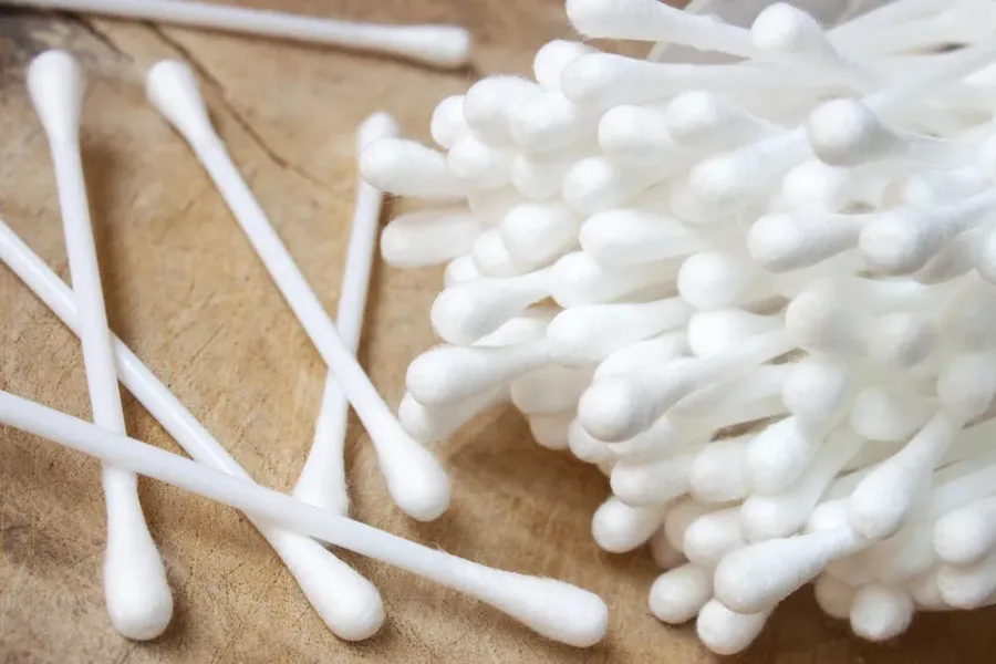 Ілюстроване фото. Чоловік подрібнив таблетки і помістив їх у вушні палички