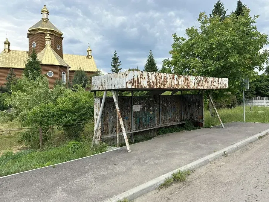 У рамках закупівлі мають відремонтувати дві автобусні зупинки, зокрема, і в Хотіні