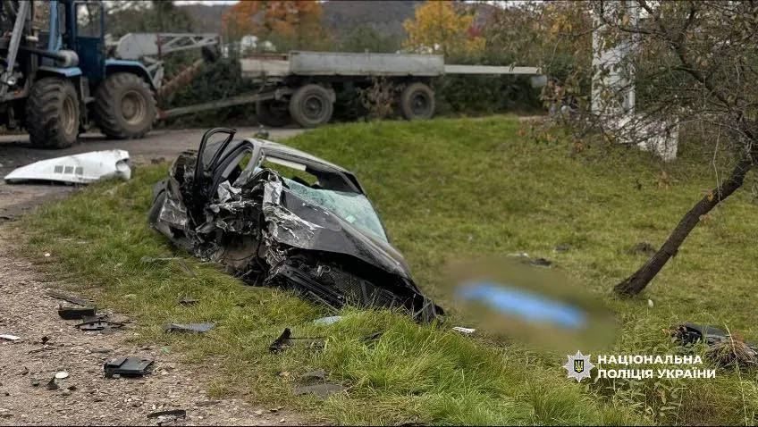 Від удару Volkswagen Passat відкинуло в трактор ХТЗ-150К-09