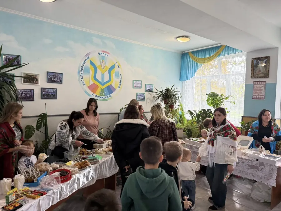 На благодійному ярмарку зібрали кошти для ЗСУ. Фото: Підмихайлівський ліцей