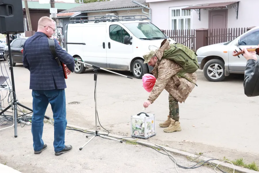 У Рожнятові підтримують збір на ЗСУ. Фото: Ярослав Пришлякевич