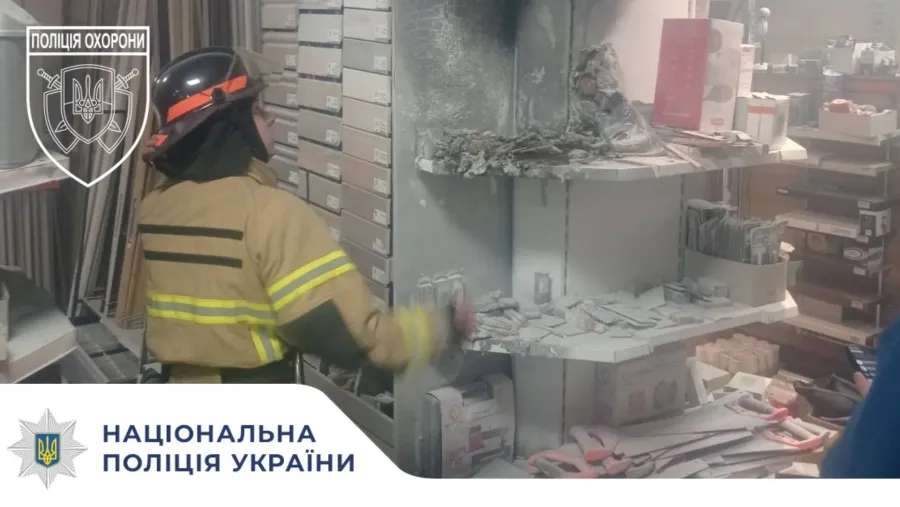 Поліціянти викликали рятувальників і почали гасити пожежу