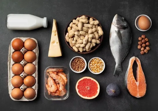 Ілюстроване фото. Для запобігання йододефіциту до щоденного раціону слід додати рибу, яйця і горіхи