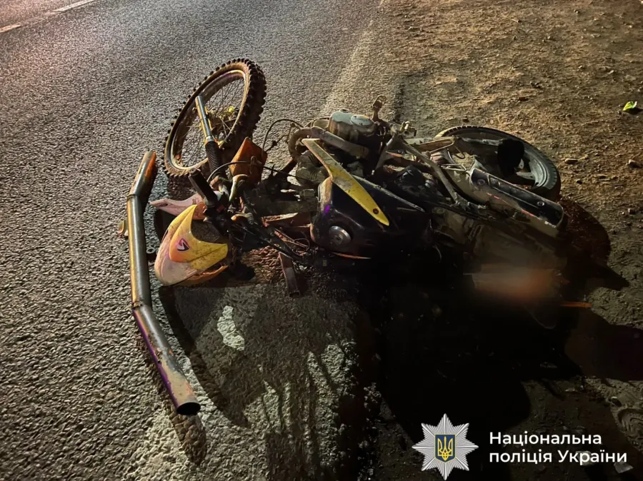 У результаті зіткнення, пасажир мотоцикла 2010 року народження отримав травми середньої тяжкості