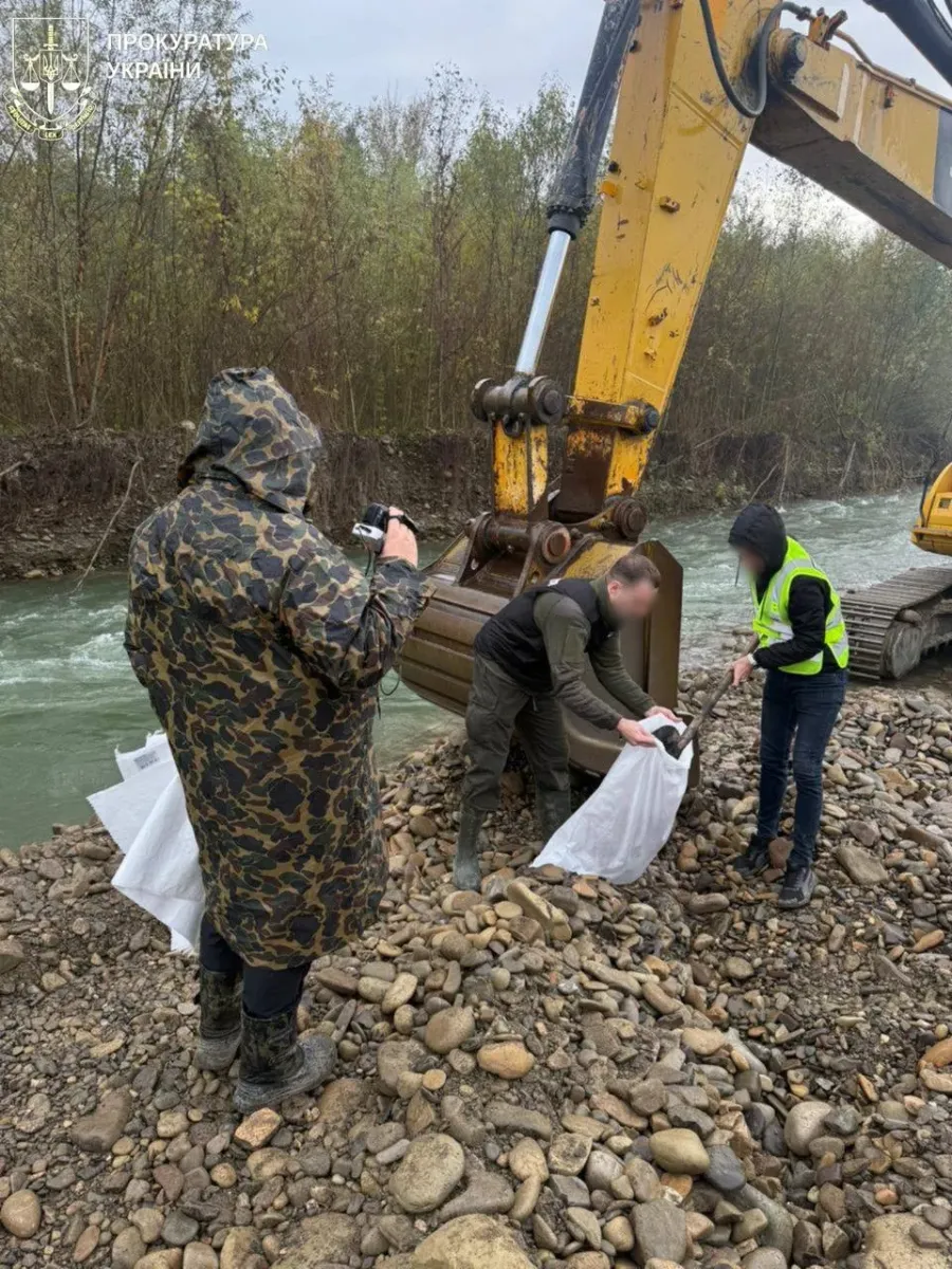 Під час обшуків задокументовано місця незаконного видобування копалин