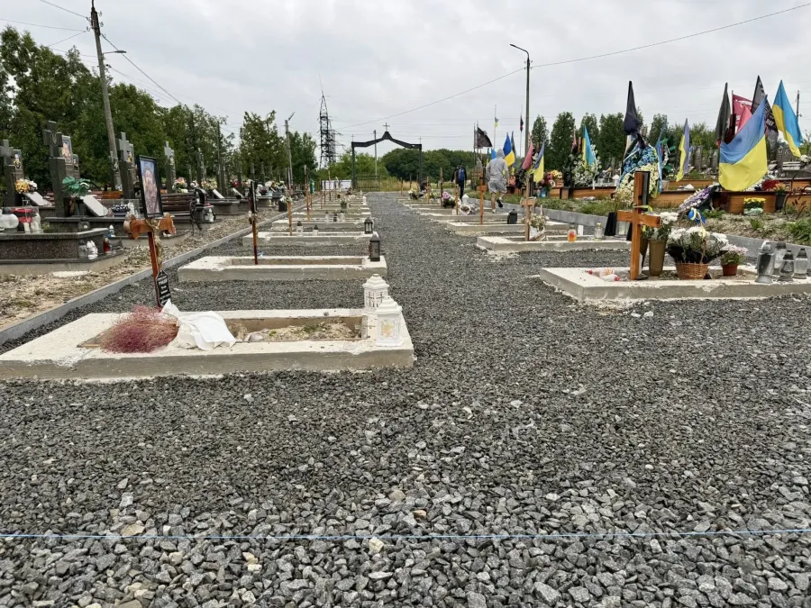 З початку року у Калуші виділили допомогу на 34 надгробки Захисникам. Фото: Калуська міська рада