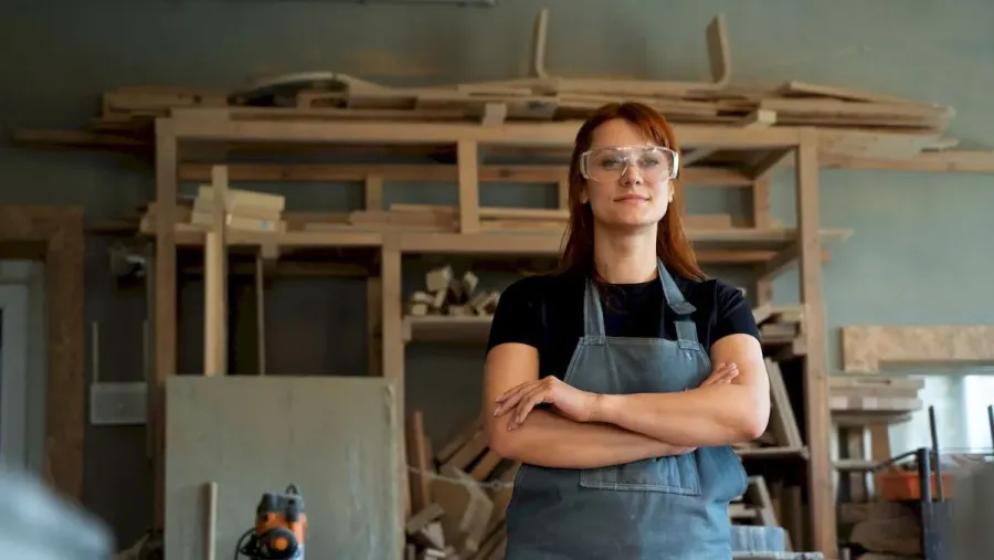 Ілюстроване фото. Жінки навчаються професій верстатника, оператора котельні та водія навантажувача