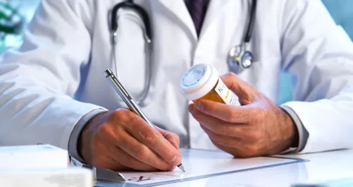 Ілюстроване фото. Лікар оформлював рецепти на наркотичні препарати, обіг яких обмежено