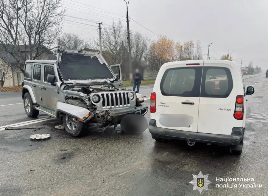 Внаслідок зіткнення водія Jeep із травмами доставлено до лікарні