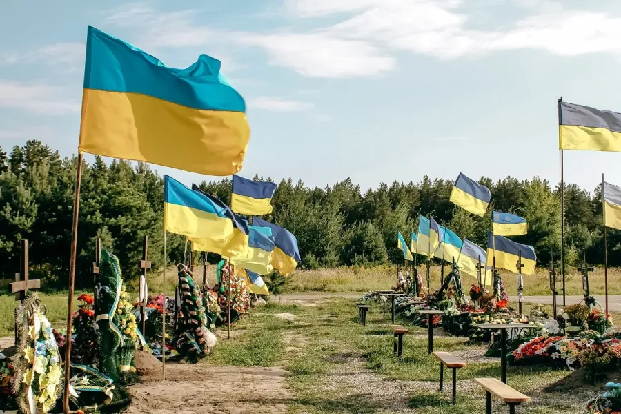 Ілюстроване фото. На могилах військових пропонують встановлювати флагштоки з синьо-жовтим та червоно-чорним прапорами