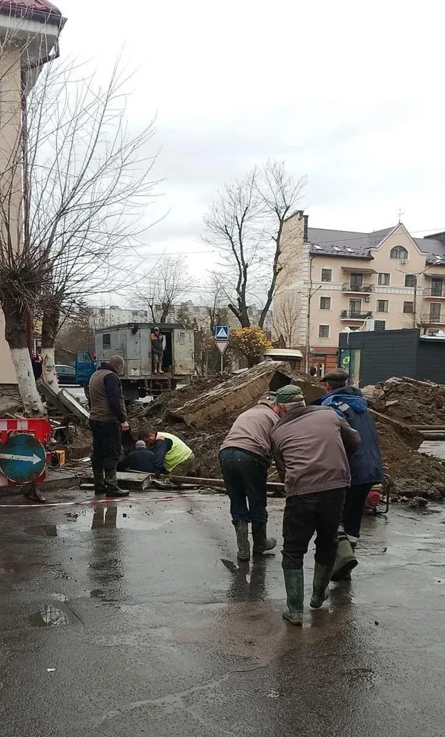 Комунальники працювали у вихідні, щоб у Калуському ліцеї №2 подати тепло. Фото: Калуська енергетична компанія