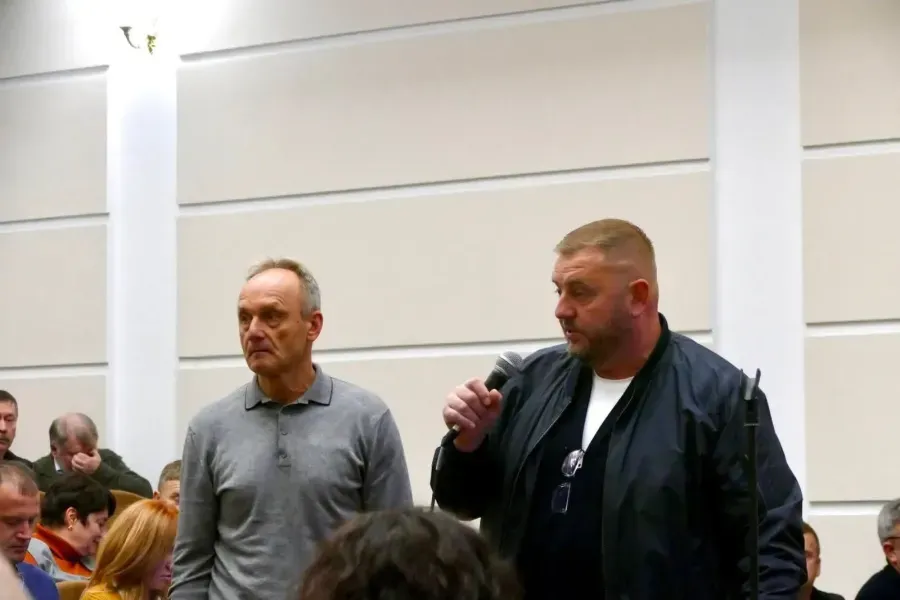 Гендиректор Ярослав Мороз (на фото — справа) наполягає на реорганізації пологового будинку. Фото: Калуська міська рада