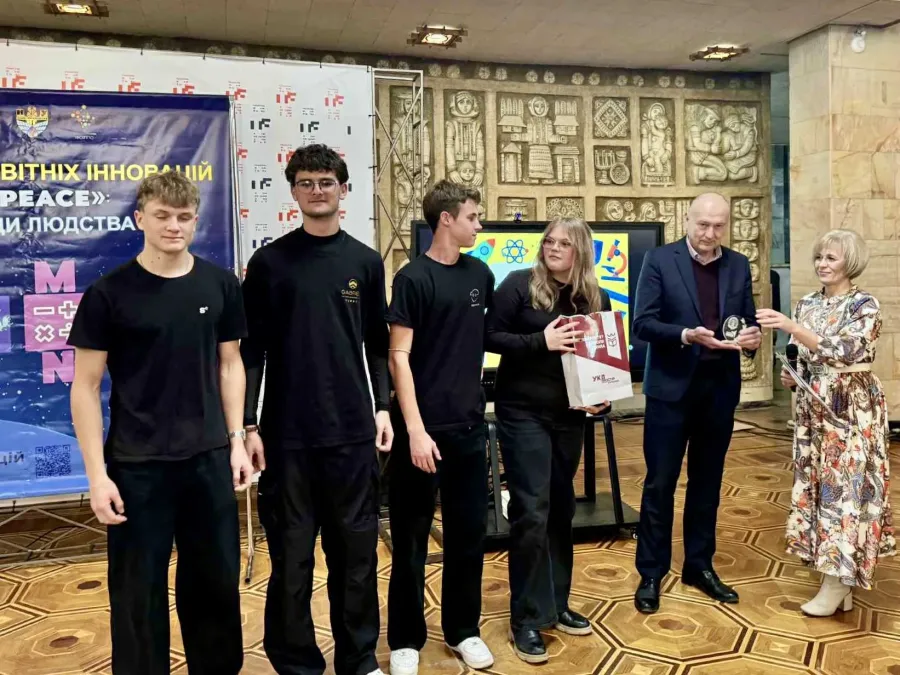 Команда з Калуша представила проєкт "Glimmies Dynamics" у номінації "Інженерія"