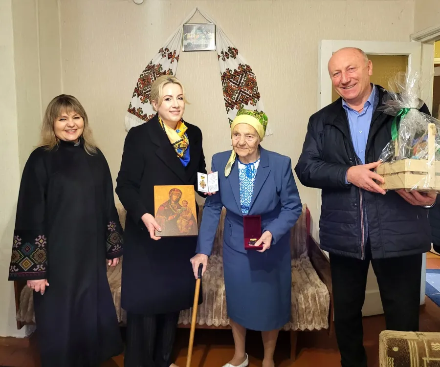 100-річна прикарпатка отримала нагороду від обласної влади. Фото: Бурштинська міська рада