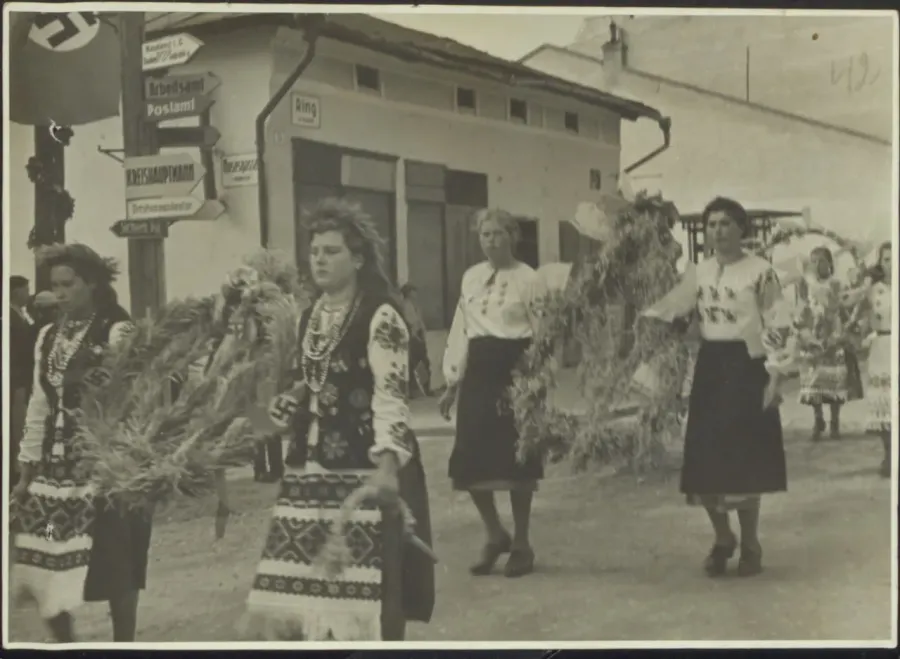 Свято обжинків відбулося 1942 року на нинішній площі Героїв