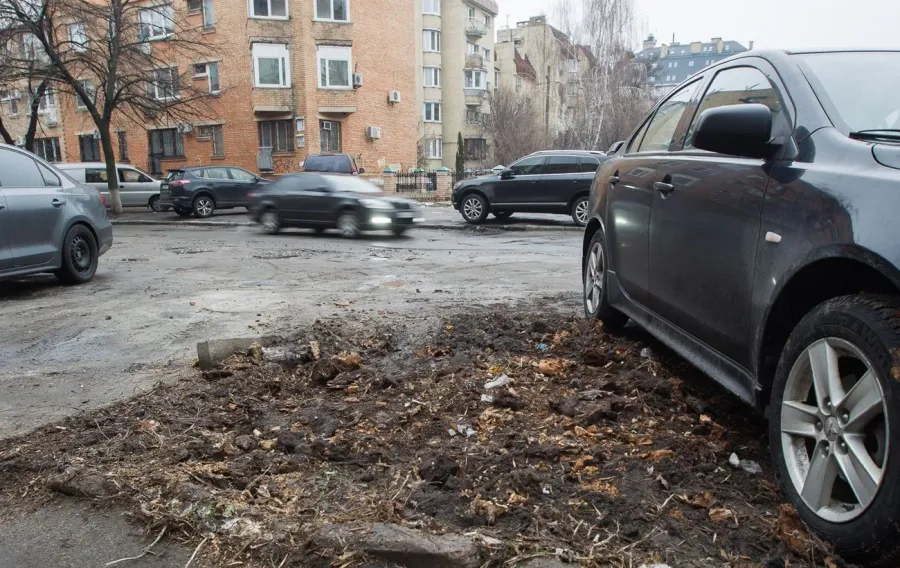 Ілюстроване фото. У дворах калуських багатоповерхівок потрібні місця для паркування автомобілів