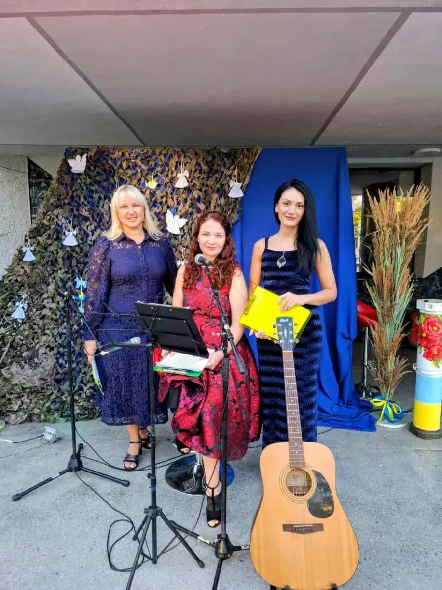 Поетеси під час заходу "Голоси серця", на якому відбувся благодійний збір для ЗСУ