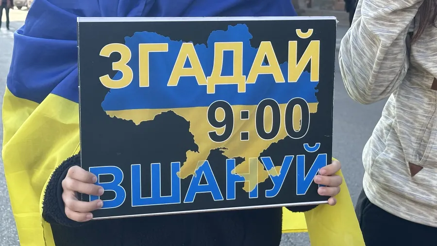 Ілюстроване фото. Під час його звучання та хвилини мовчання чоловік сидів на лавці та відмовився встати