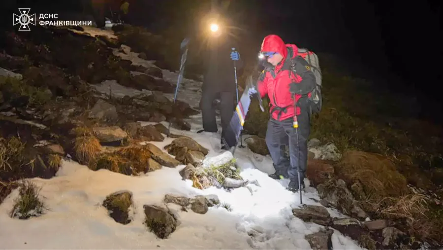 Рятувальники змогли швидко дістатися до туристів і забезпечити їхній безпечний супровід