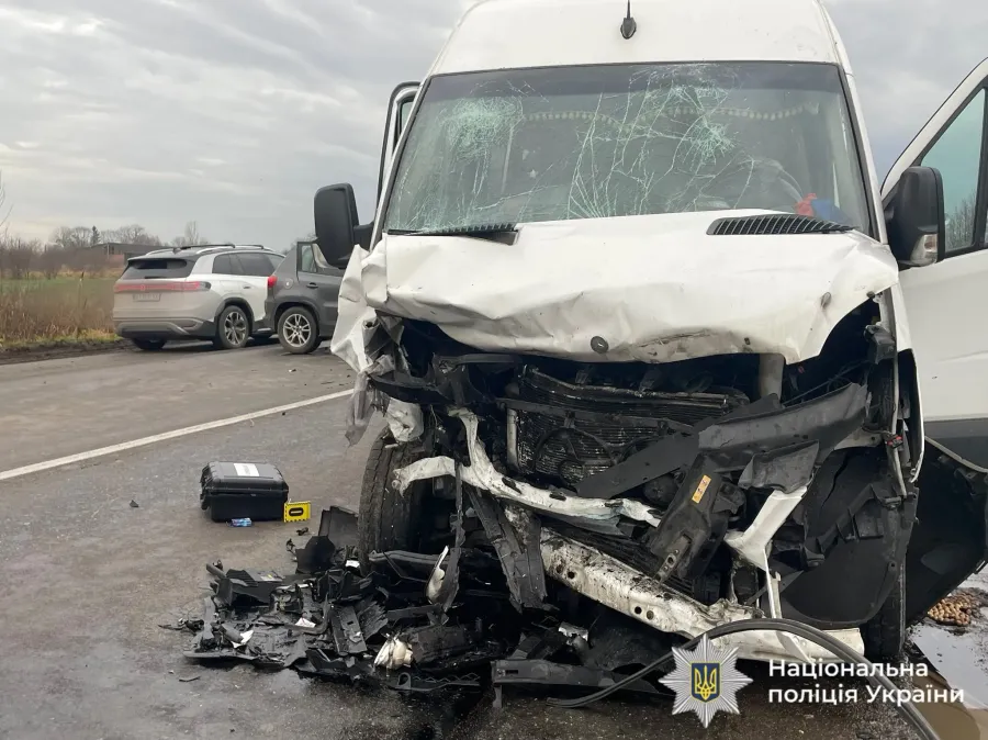 Легковик виїхав на зустрічну смугу та допустив зіткнення з мікроавтобусом