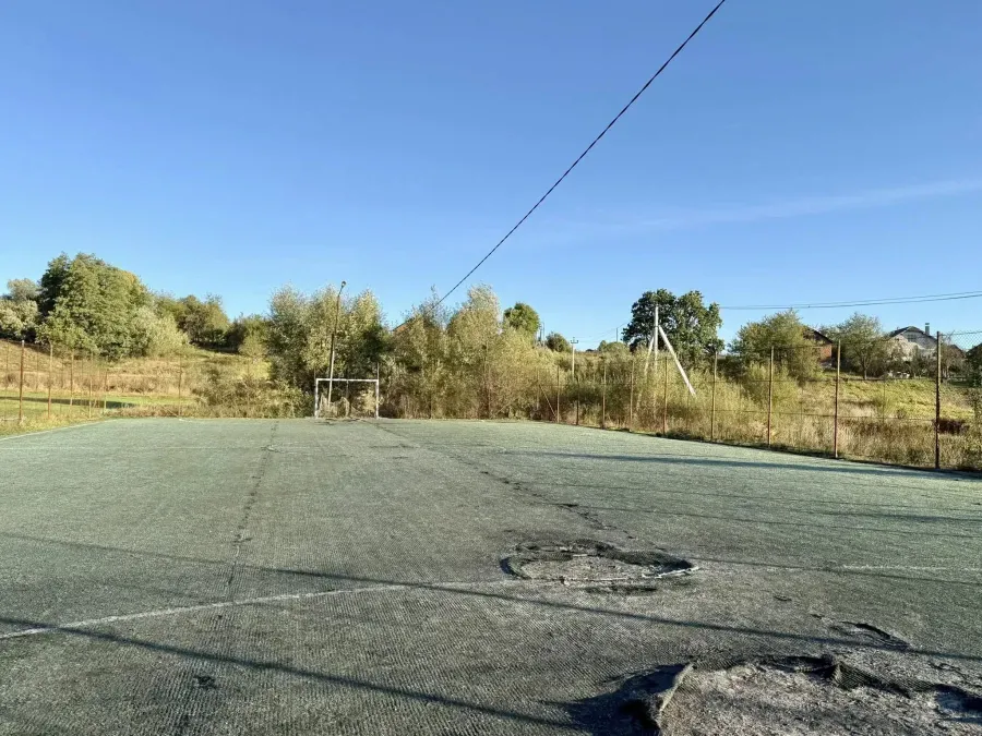 Штучне покриття на спортивному майданчику потребує заміни. Фото: Калуська міська рада