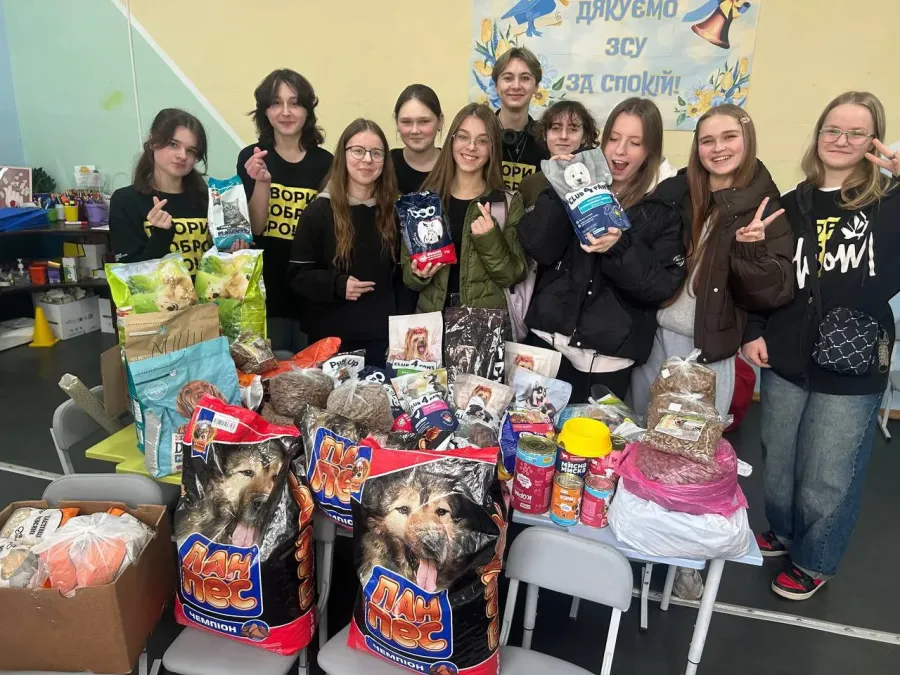 Діти помили два вольєри, згребли листя та сіно на території притулку