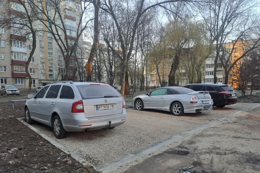 Зелені зони защебенили та облаштували бортами. Фото: Калуська міська рада