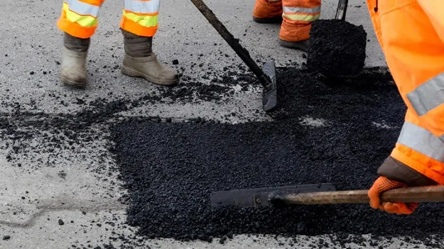 Ілюстроване фото. Холодний асфальт підходить для ліквідації пошкоджень дорожнього полотна в холодну пору року