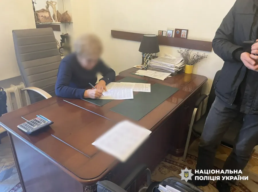 Слідчі поліції оголосили трьом особам про підозру