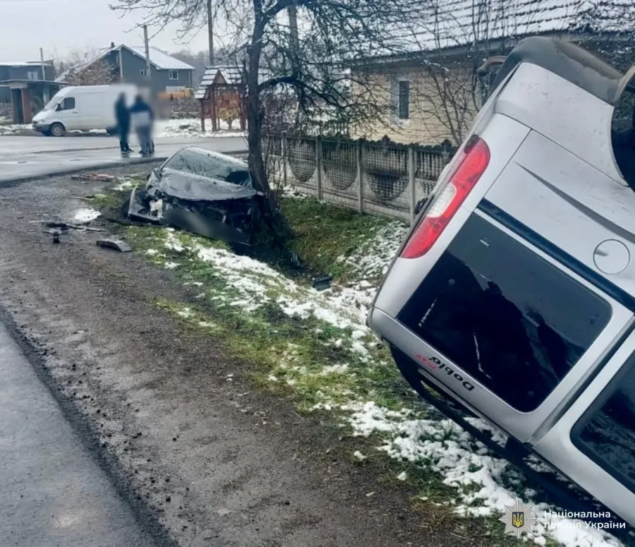 На місці дорожньо-транспортної пригоди працюють поліцейські