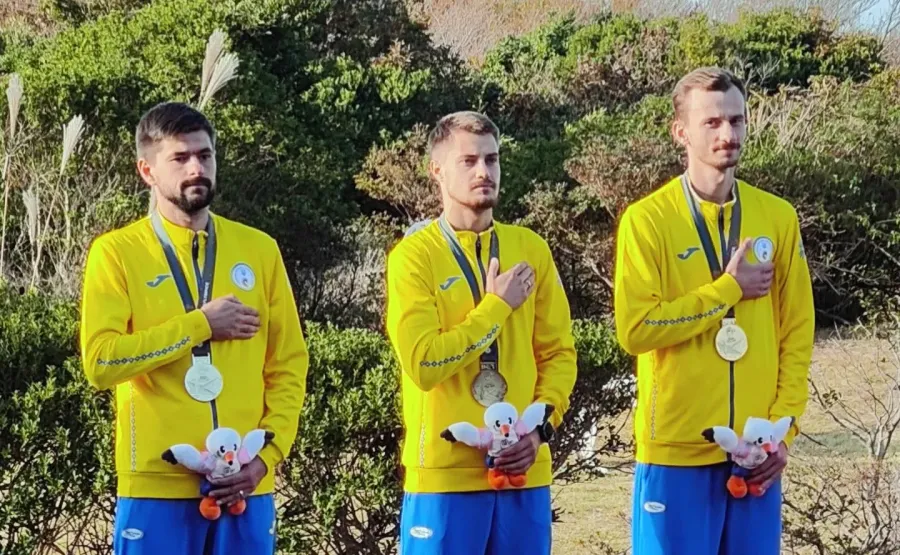 Володимир Федосеєнко (по центру) став двічі чемпіоном Дефлімпіади-2025. Фото: Міністерство молоді і спорту України