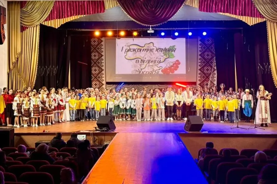 Сцена палацу культури "Юність" ожила яскравими творчими композиціями