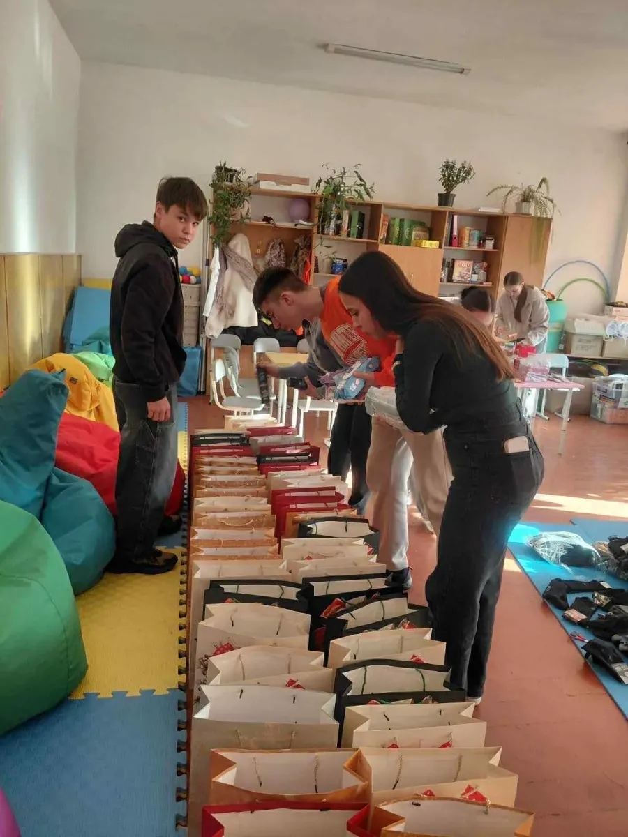 Учні формують 50 подарункових комплектів для поранених бійців