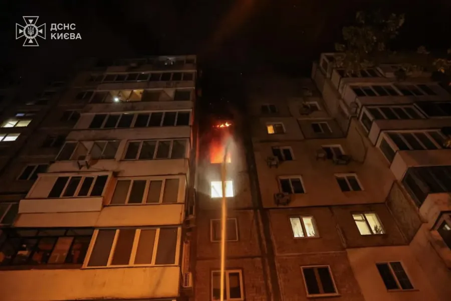 Ворог спрямував удар по багатоповерхівках столиці. Фото: ДСНС