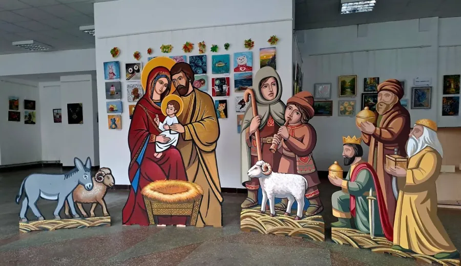 Митці представлять свій витвір калушанам у час Різдва. Фото: Калуська міська рада