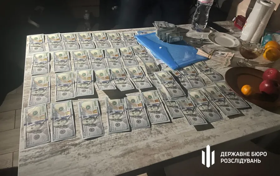 Слідство наводить як мінімум два епізоди, де керівник інспекції безпосередньо вимагав гроші за ігнорування травмувань робітників