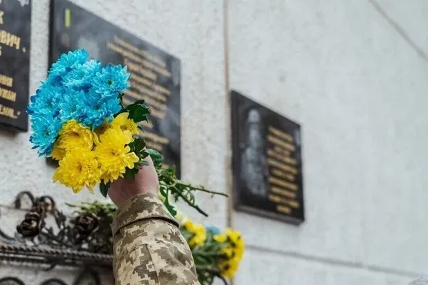 Ілюстроване фото. Для полеглих захисників виготовлять пам’ятні таблиці