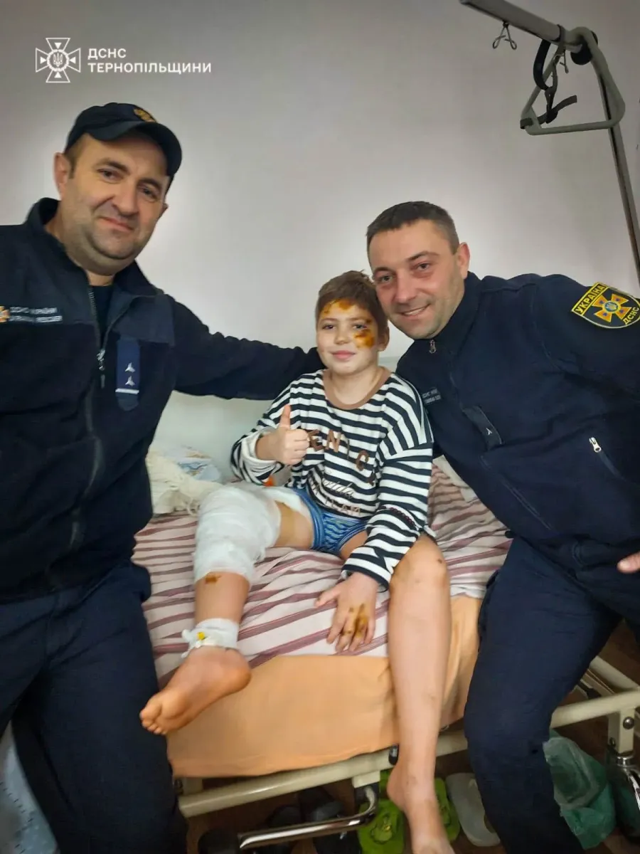 Рятувальники зустрілися з хлопцем у лікарняній палаті