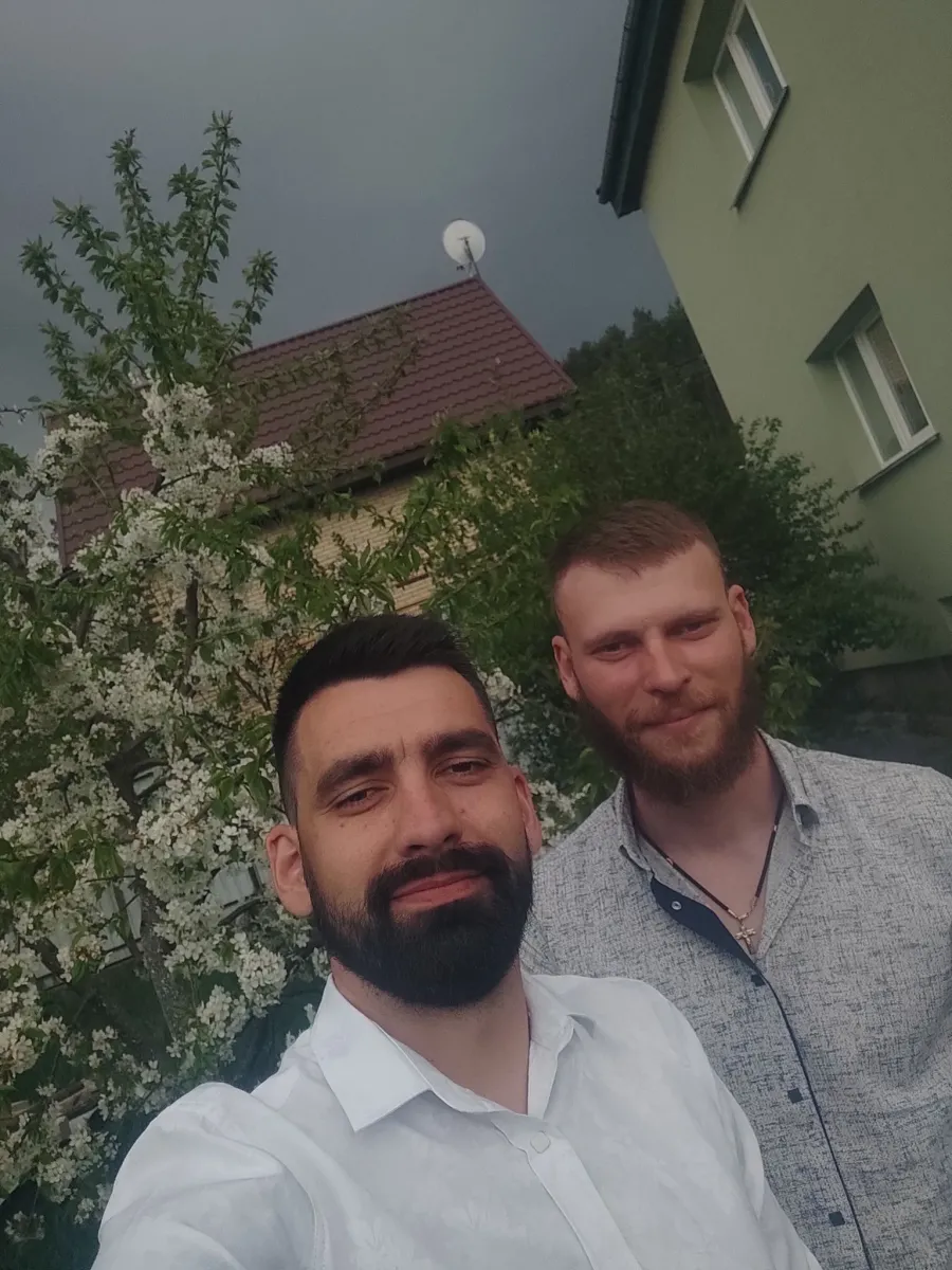 "Тут ще трохи менше сивини, менше шрамів і кум ще живий. У день хрещення Юлі", — підписав світлину Михайло Цьомик