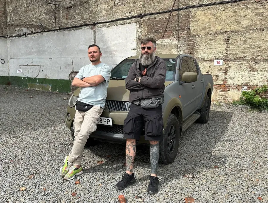 Військовий Юрій Бондаренко — справа. Фото: Сергій Грішин