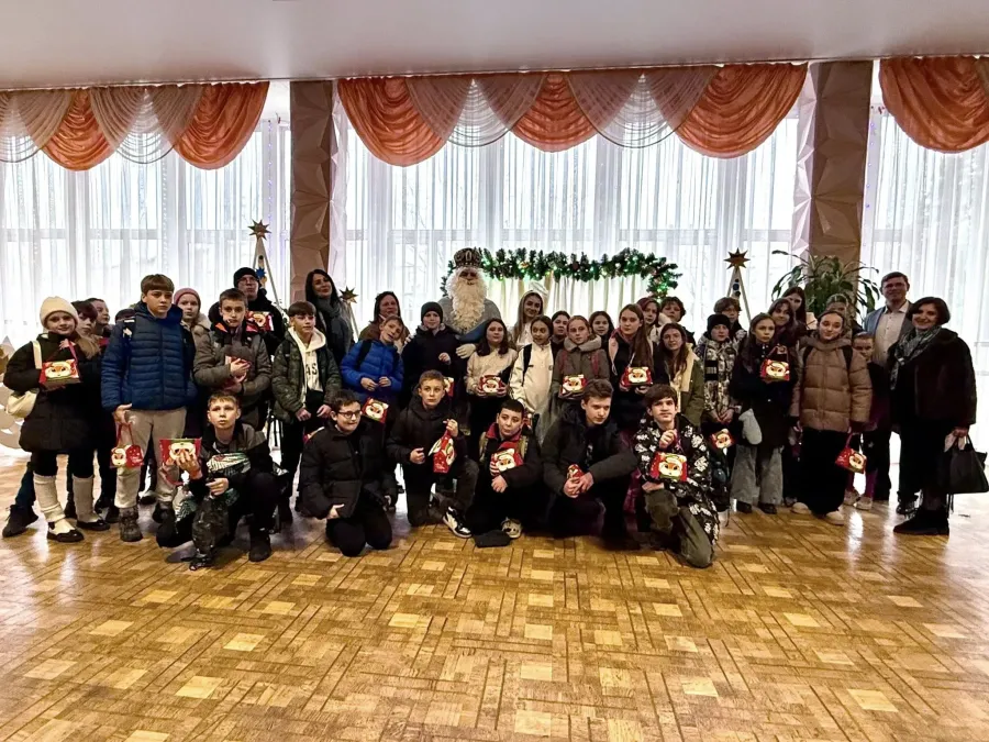Перш ніж отримати подарунки, школярі поринули в атмосферу справжнього дива