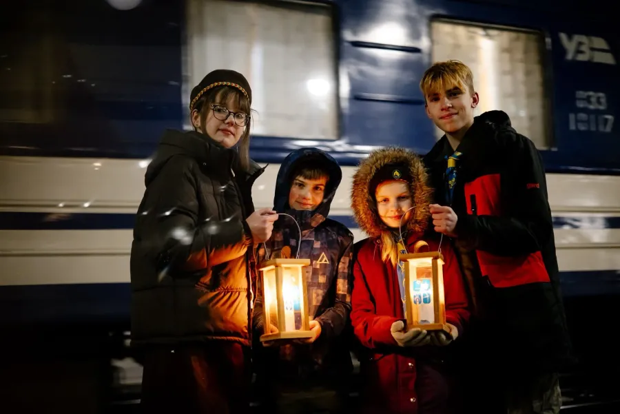 Вокзали Укрзалізниці щороку стають місцем зустрічі світла. Фото: Укрзалізниця
