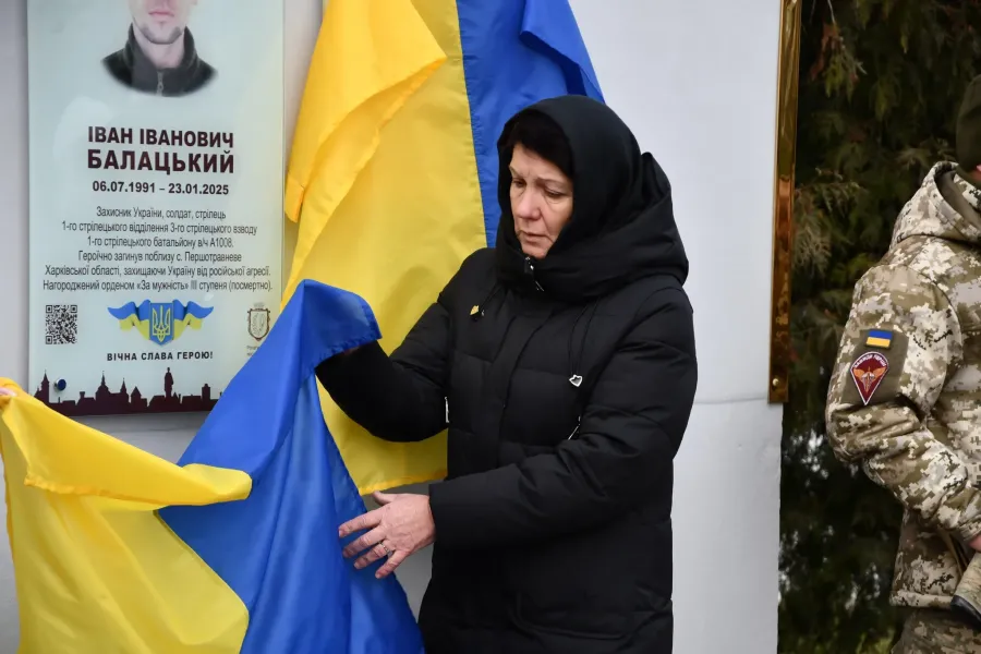 Право зняти прапори із пам’ятних знаків надали рідним полеглих Героїв. Фото: Рогатинська міська рада