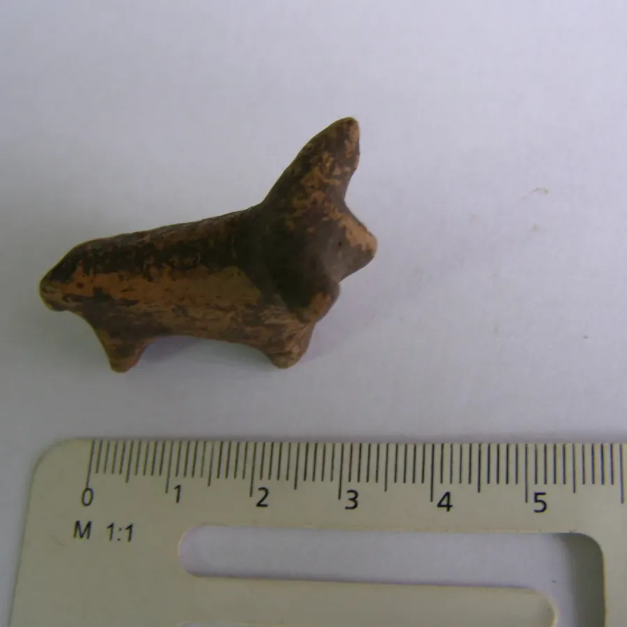 Глиняна фігурка бичка, яку знайшли археологи у Залукві. Фото: Володимир Олійник