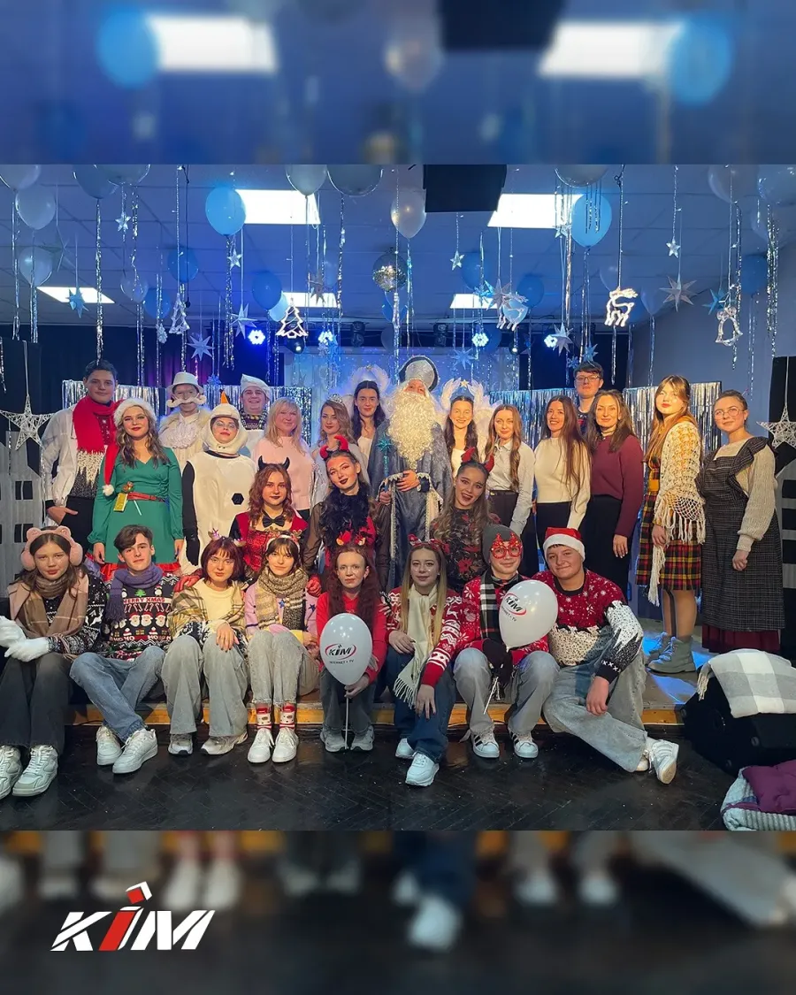 Дітям подарували святкову виставу і смаколики. Фото: КІМ