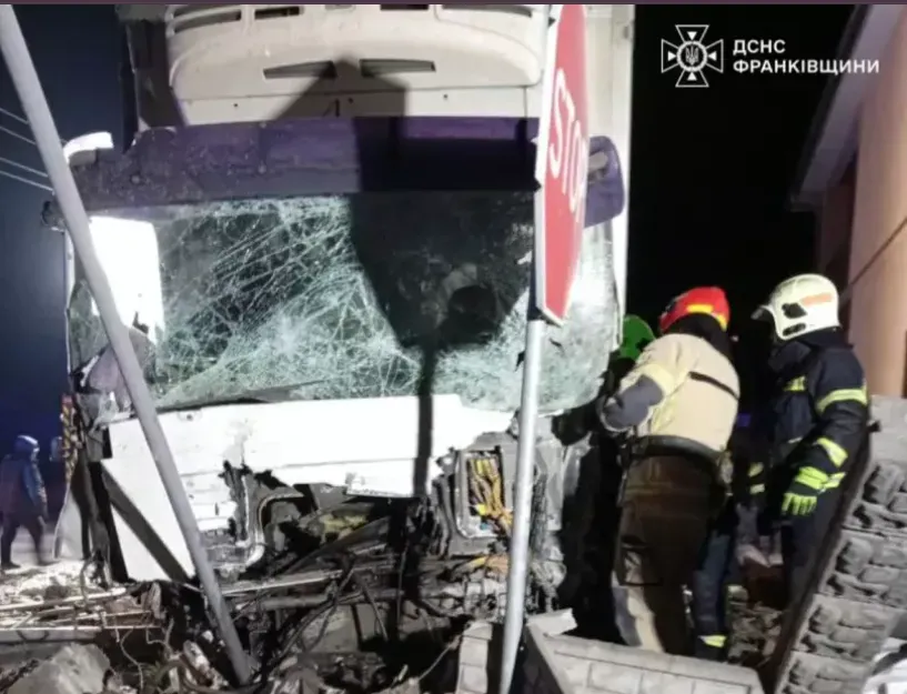 Водій вантажного автомобіля здійснив наїзд на бетонну огорожу