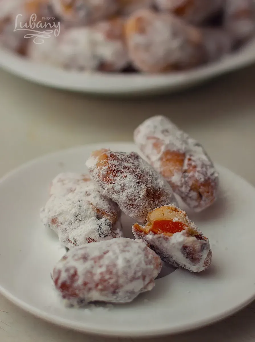 Охолоджені міні штолени промастити розтопленим маслом і обкатати в пудрі