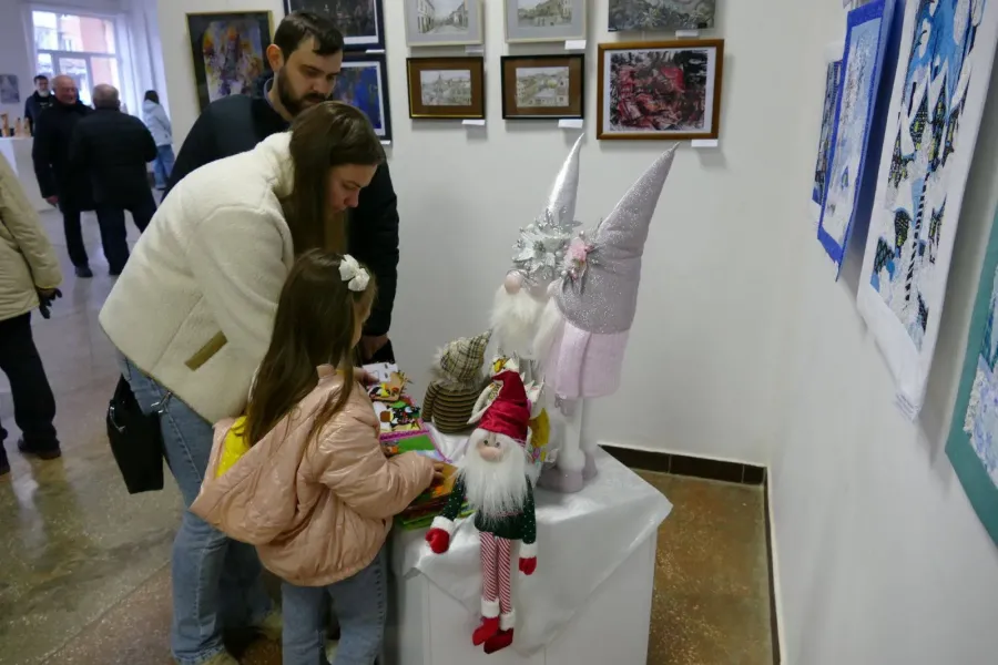 На виставці представлені роботи, об’єднані святковою зимовою тематикою. Фото: Калуська міська рада
